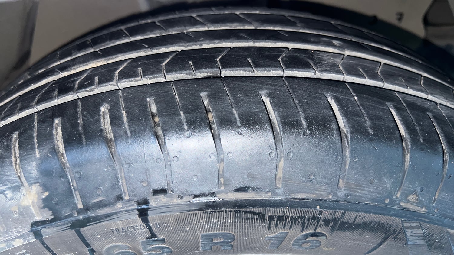 Used 2017 Toyota Innova Crysta 2.4 G 8 STR Diesel Manual tyres RIGHT FRONT TYRE TREAD VIEW