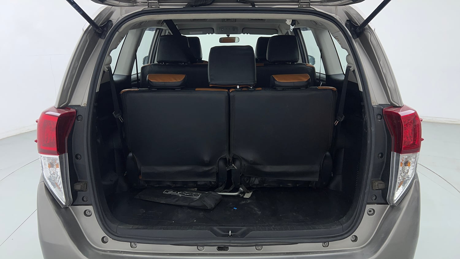 Used 2017 Toyota Innova Crysta 2.4 G 8 STR Diesel Manual interior DICKY INSIDE VIEW