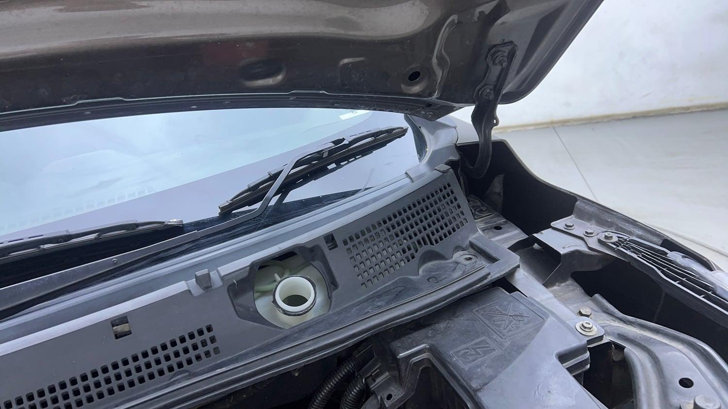 Used 2021 Nissan Magnite XV Turbo Petrol Manual engine ENGINE LEFT SIDE HINGE & APRON VIEW