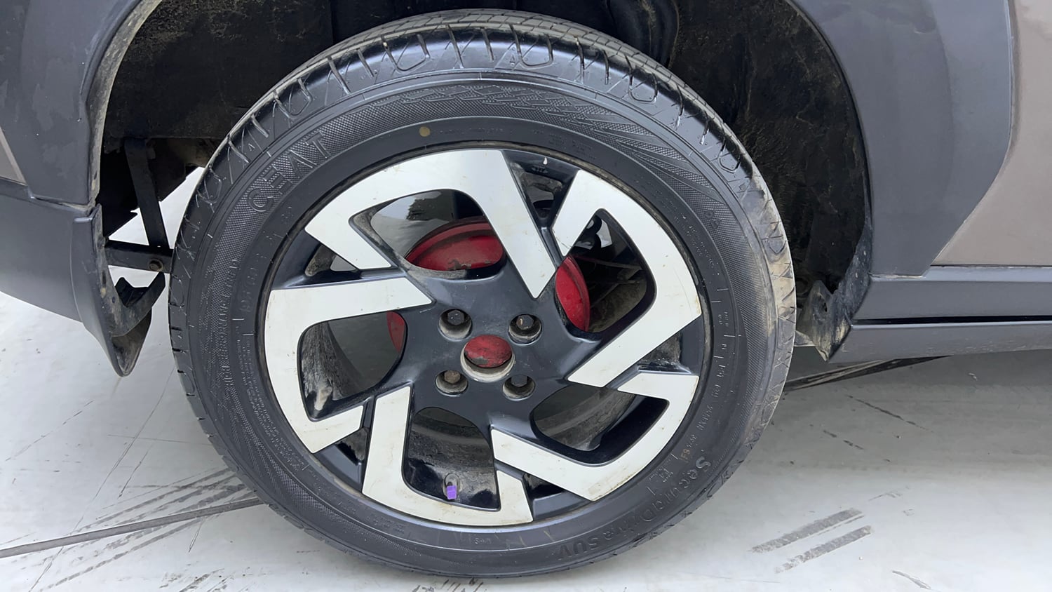 Used 2021 Nissan Magnite XV Turbo Petrol Manual tyres RIGHT REAR TYRE RIM VIEW