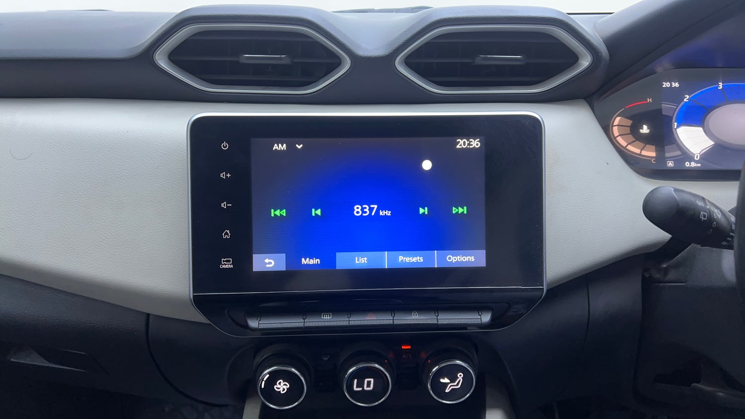 Used 2021 Nissan Magnite XV Turbo Petrol Manual interior MUSIC SYSTEM & AC CONTROL VIEW