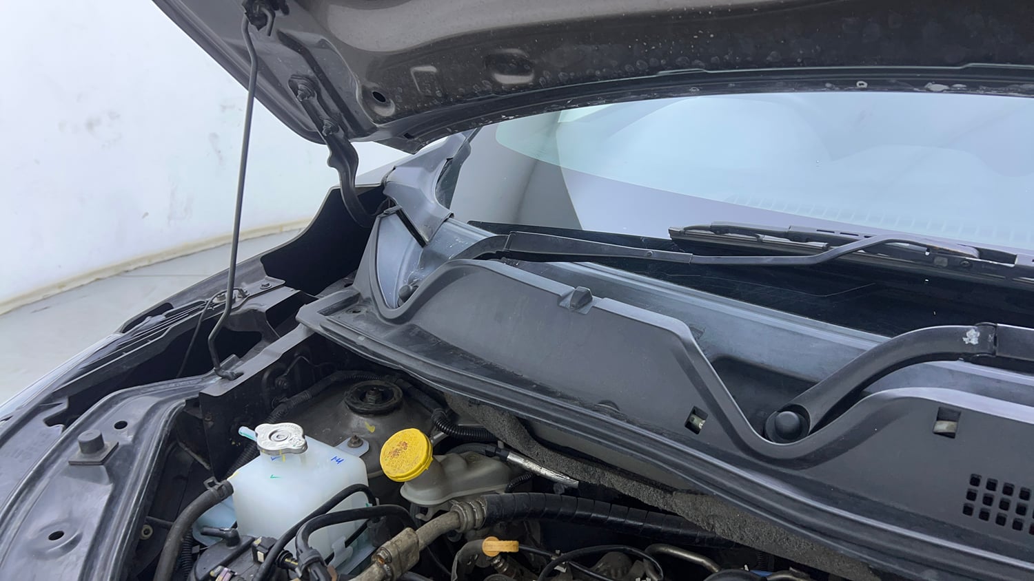 Used 2021 Nissan Magnite XV Turbo Petrol Manual engine ENGINE RIGHT SIDE HINGE & APRON VIEW