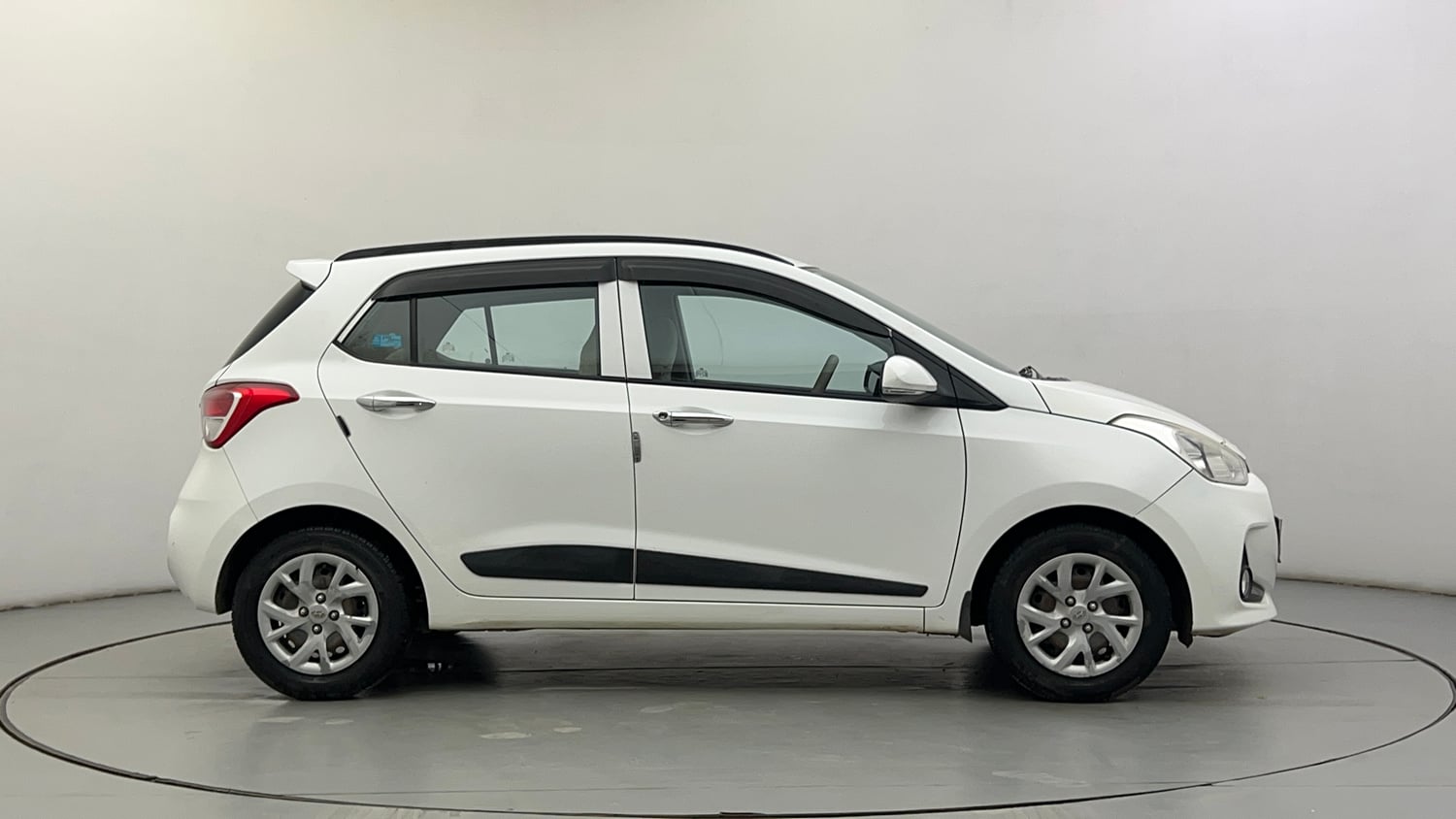 Used 2019 Hyundai Grand i10 Sportz 1.2 Kappa VTVT Petrol Manual exterior RIGHT SIDE VIEW