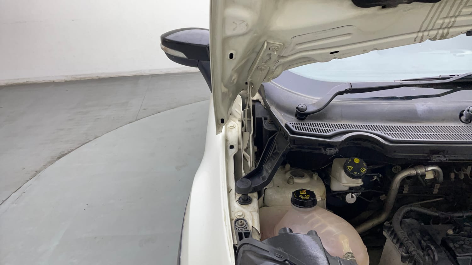 Used 2019 Ford EcoSport Thunder Edition Petrol Petrol Manual engine ENGINE RIGHT SIDE HINGE & APRON VIEW
