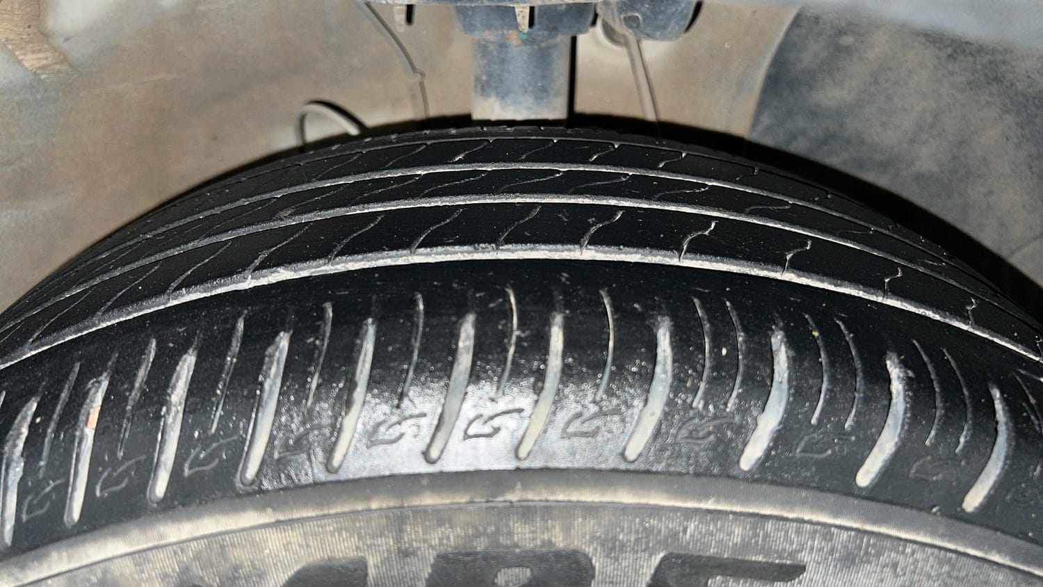 Used 2023 Hyundai Venue SX (O) 1.0 Turbo DCT Petrol Automatic tyres RIGHT FRONT TYRE TREAD VIEW