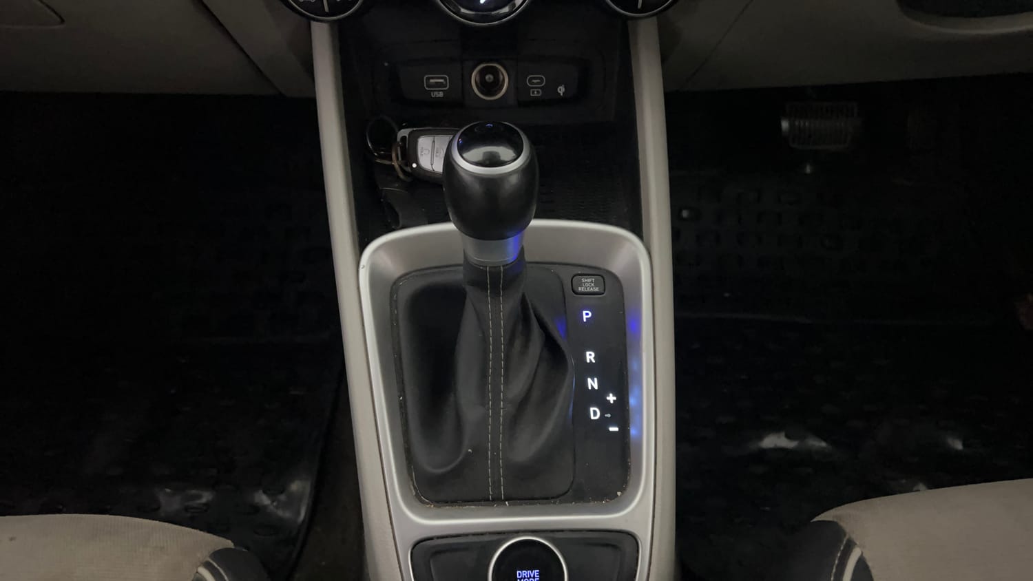 Used 2023 Hyundai Venue SX (O) 1.0 Turbo DCT Petrol Automatic interior GEAR  KNOB VIEW