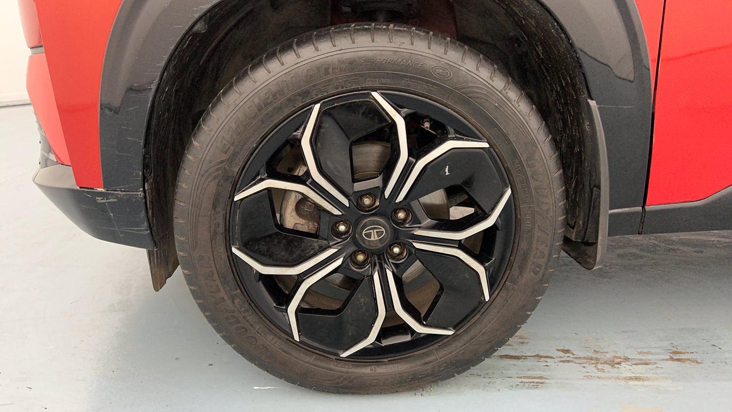 Used 2024 Tata Curvv Accomplished Plus A 1.5 Kryojet Diesel 6MT Diesel Manual tyres LEFT FRONT TYRE RIM VIEW