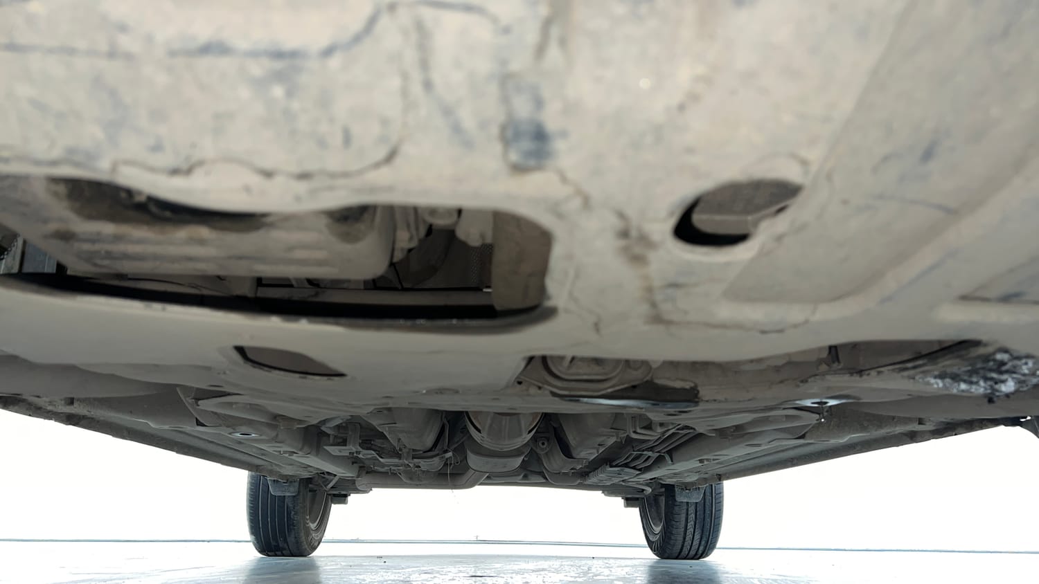 Used 2023 Hyundai Venue SX (O) 1.0 Turbo DCT Petrol Automatic extra FRONT LEFT UNDERBODY VIEW