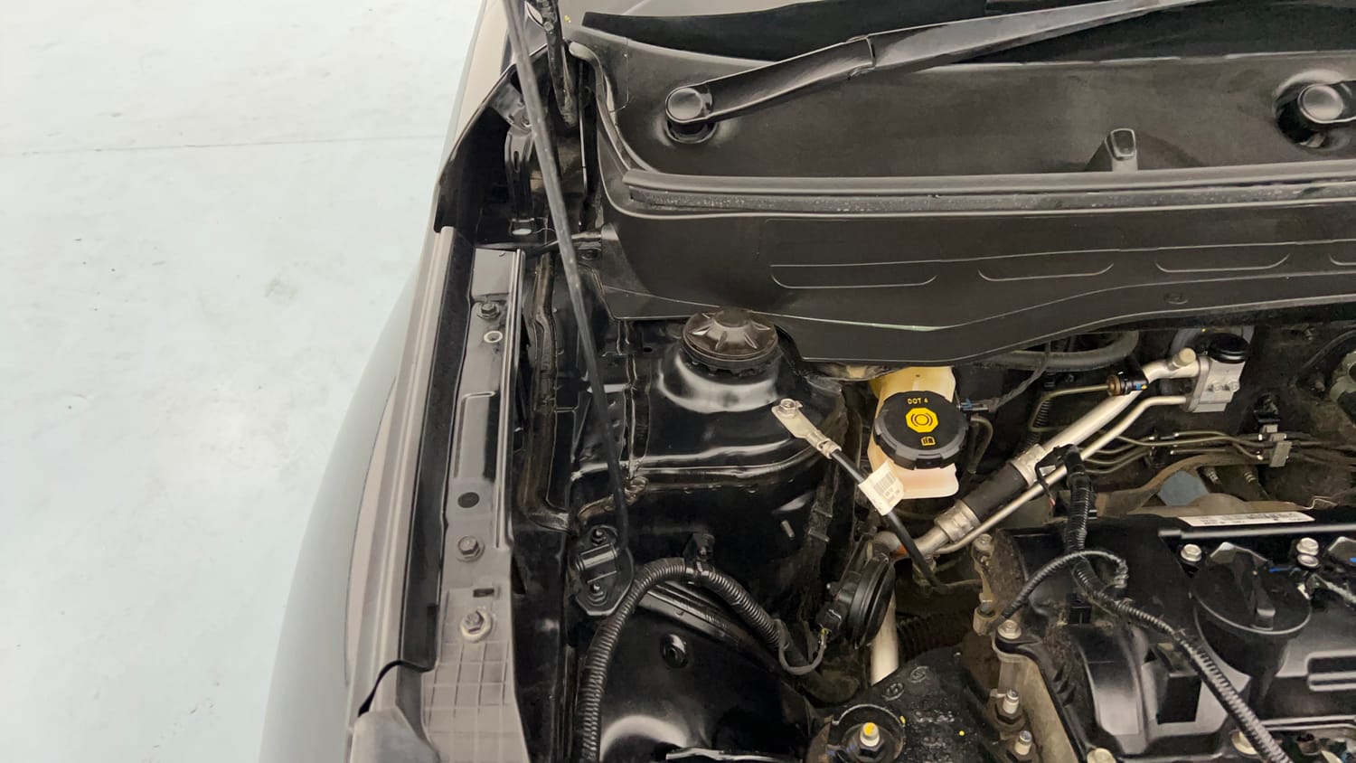 Used 2023 Hyundai Venue SX 1.2 Petrol Petrol Manual engine ENGINE RIGHT SIDE HINGE & APRON VIEW