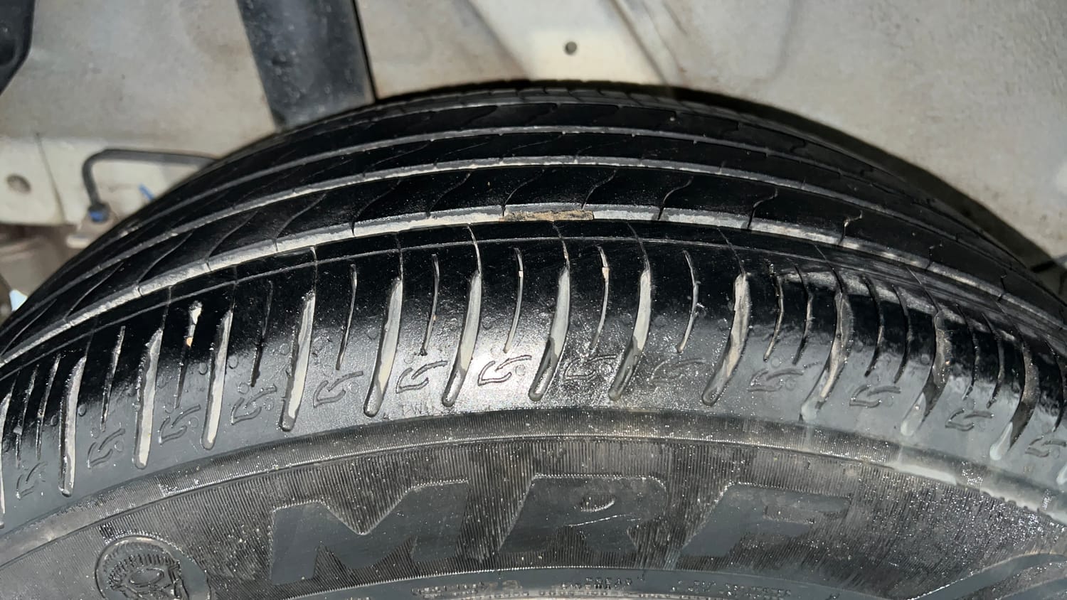 Used 2023 Hyundai Venue SX (O) 1.0 Turbo DCT Petrol Automatic tyres RIGHT REAR TYRE TREAD VIEW