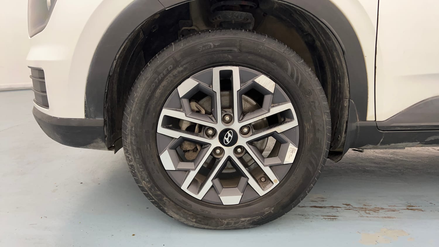 Used 2023 Hyundai Venue SX (O) 1.0 Turbo DCT Petrol Automatic tyres LEFT FRONT TYRE RIM VIEW