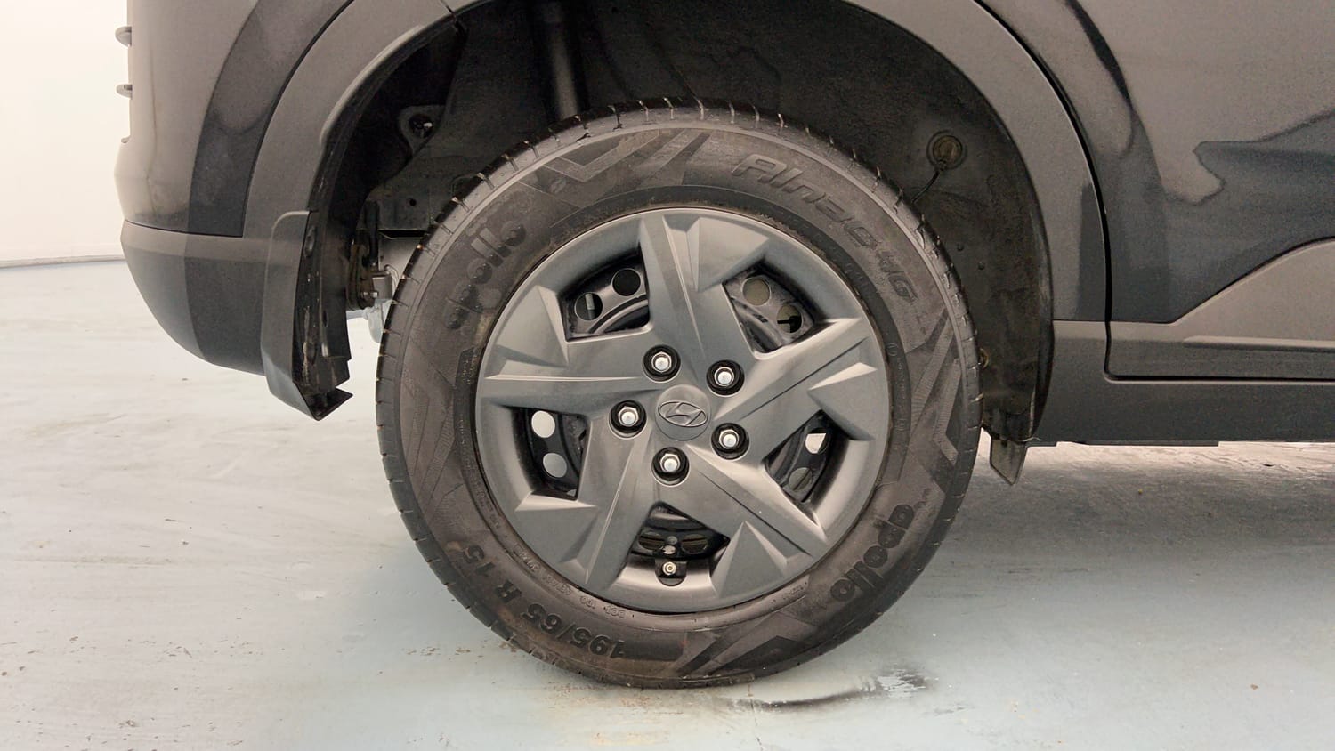 Used 2023 Hyundai Venue SX 1.2 Petrol Petrol Manual tyres RIGHT REAR TYRE RIM VIEW