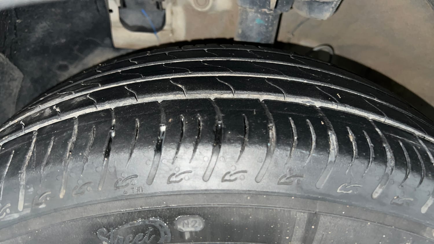 Used 2023 Hyundai Venue SX (O) 1.0 Turbo DCT Petrol Automatic tyres LEFT FRONT TYRE TREAD VIEW