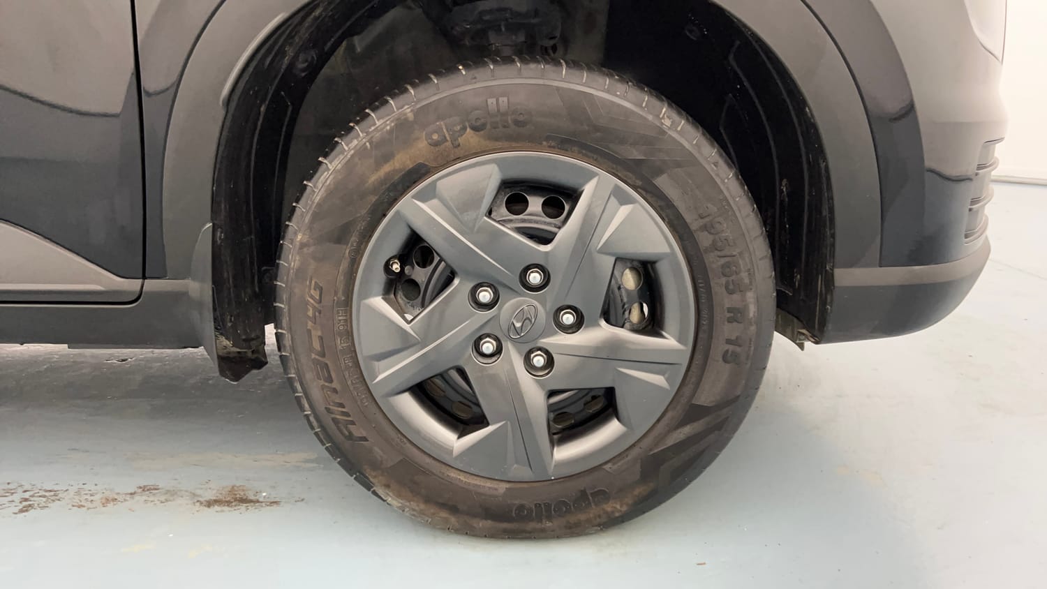 Used 2023 Hyundai Venue SX 1.2 Petrol Petrol Manual tyres RIGHT FRONT TYRE RIM VIEW