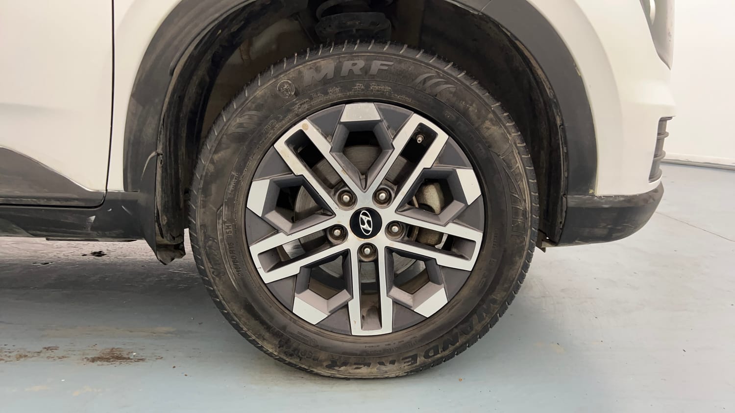 Used 2023 Hyundai Venue SX (O) 1.0 Turbo DCT Petrol Automatic tyres RIGHT FRONT TYRE RIM VIEW