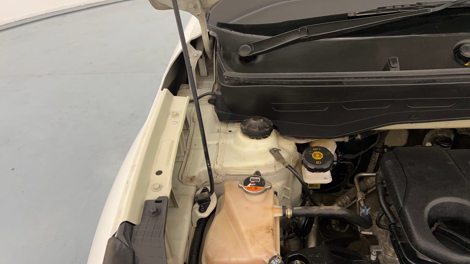 Used 2023 Hyundai Venue SX (O) 1.0 Turbo DCT Petrol Automatic engine ENGINE RIGHT SIDE HINGE & APRON VIEW