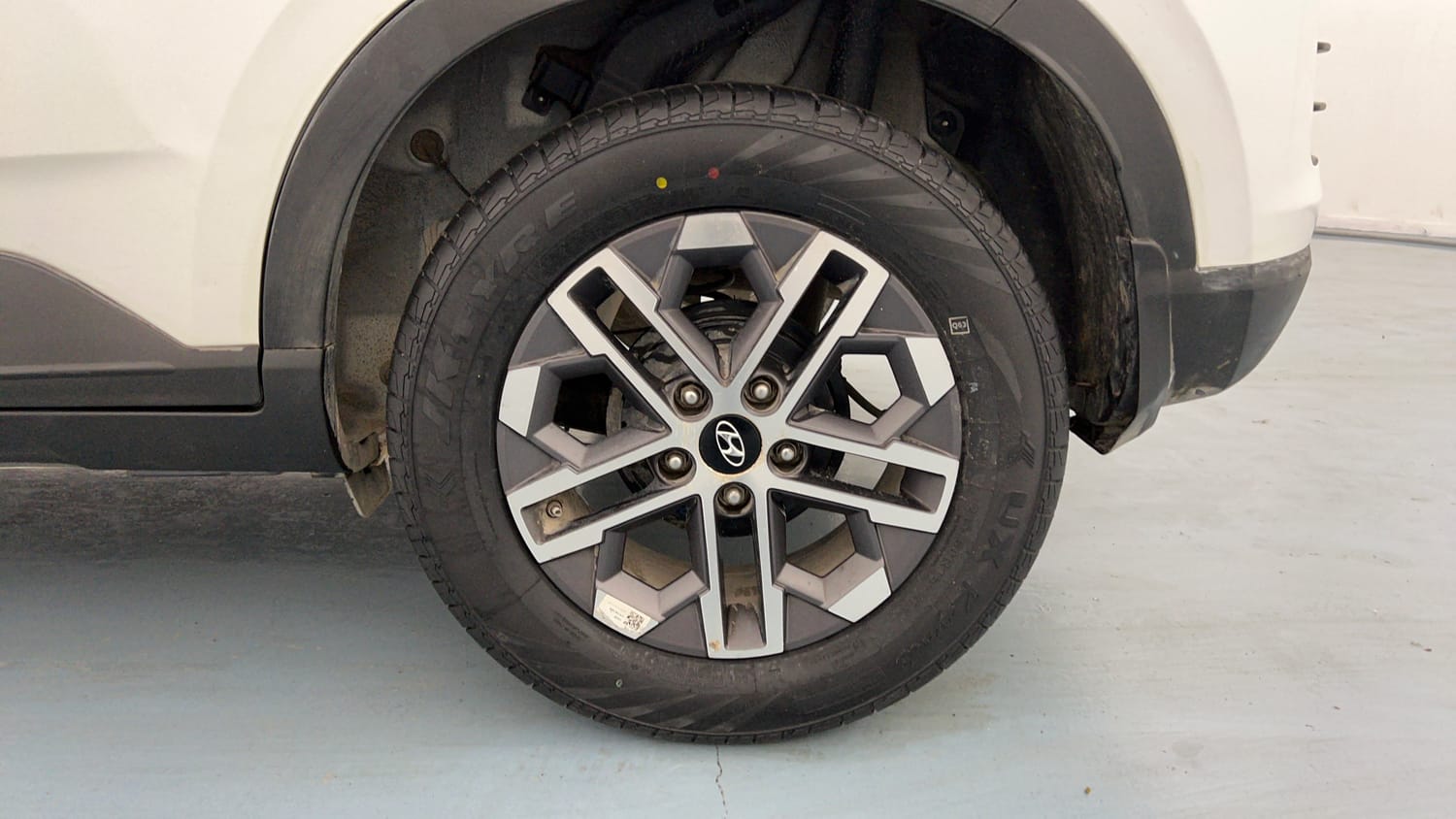 Used 2023 Hyundai Venue SX (O) 1.0 Turbo DCT Petrol Automatic tyres LEFT REAR TYRE RIM VIEW