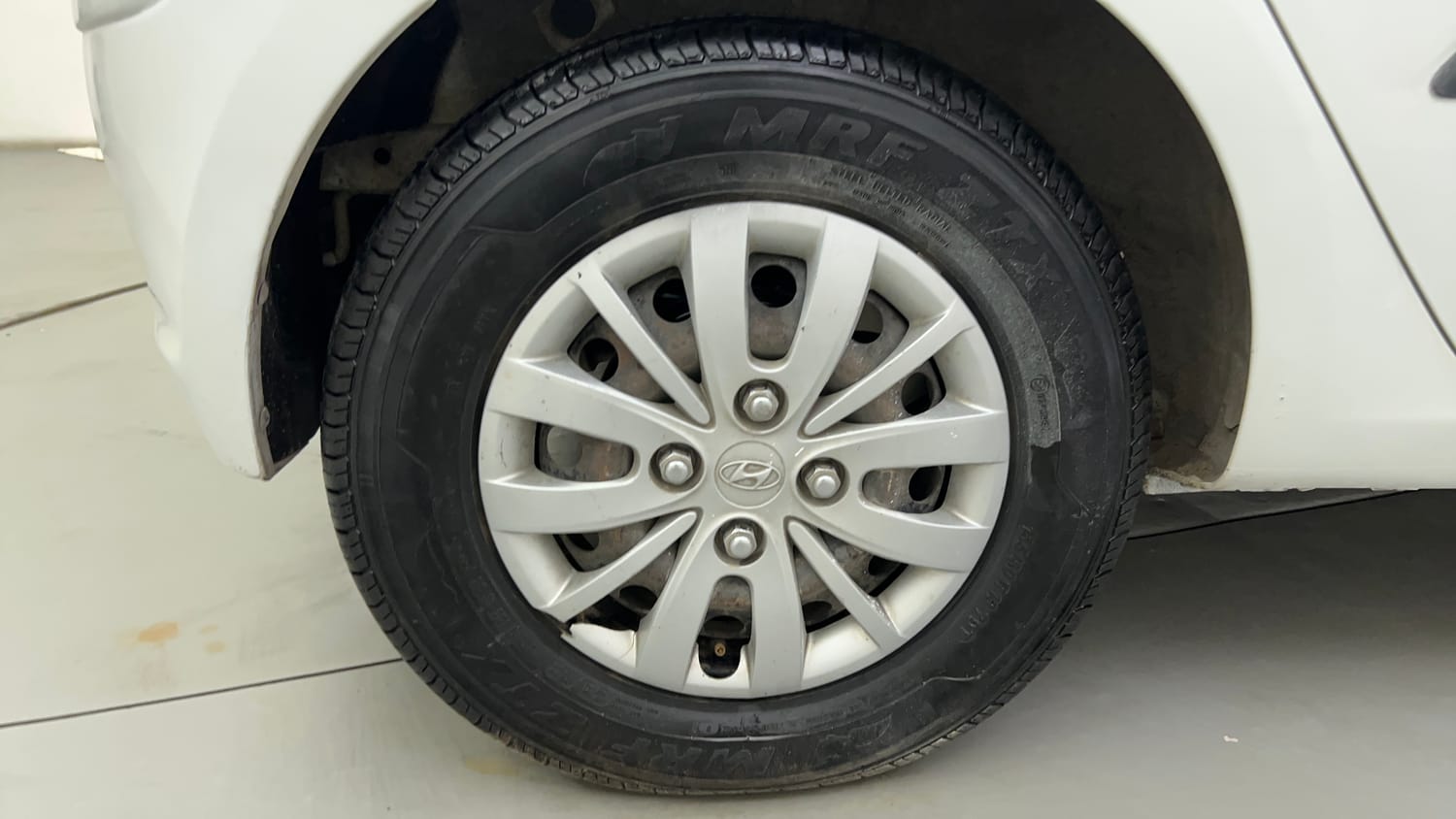 Used 2013 Hyundai i10 Magna 1.1 iRDE2 Petrol Manual tyres RIGHT REAR TYRE RIM VIEW