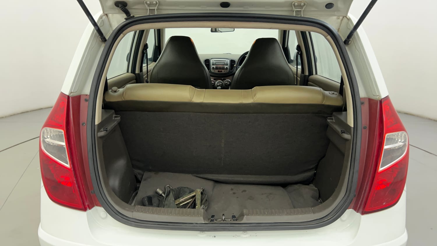 Used 2013 Hyundai i10 Magna 1.1 iRDE2 Petrol Manual interior DICKY INSIDE VIEW