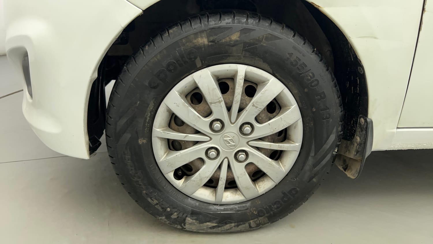 Used 2013 Hyundai i10 Magna 1.1 iRDE2 Petrol Manual tyres LEFT FRONT TYRE RIM VIEW