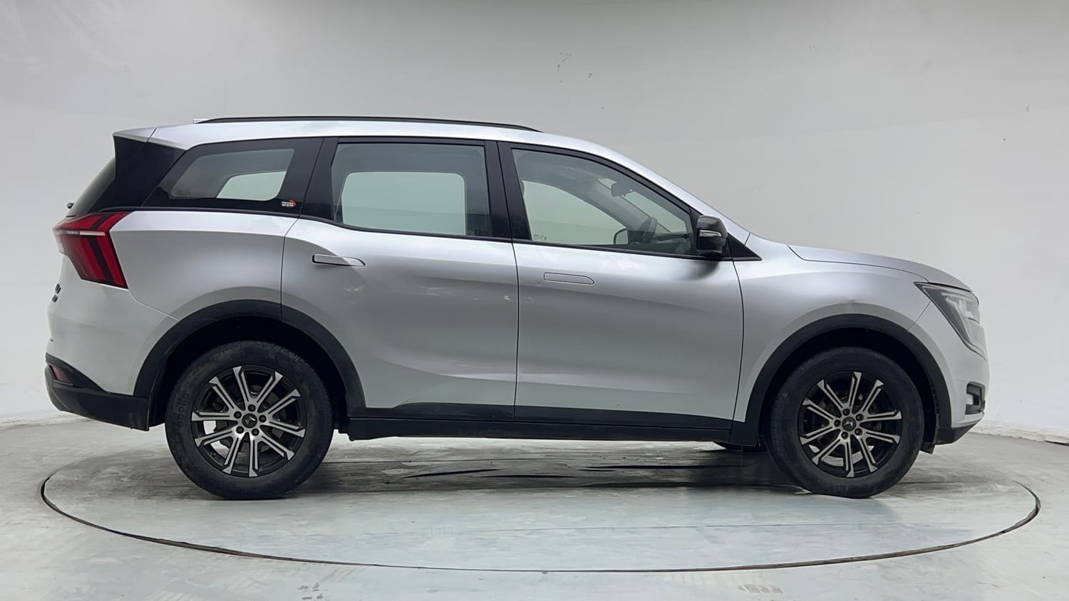 2022 Mahindra XUV700 AX 3 Diesel MT 7 STR-5