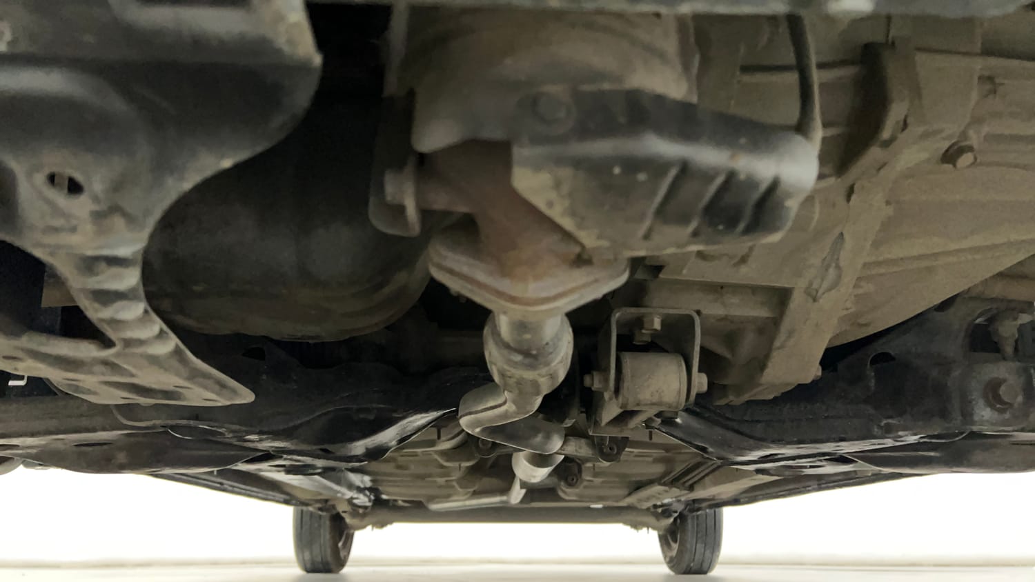 Used 2013 Hyundai i10 Magna 1.1 iRDE2 Petrol Manual extra FRONT LEFT UNDERBODY VIEW