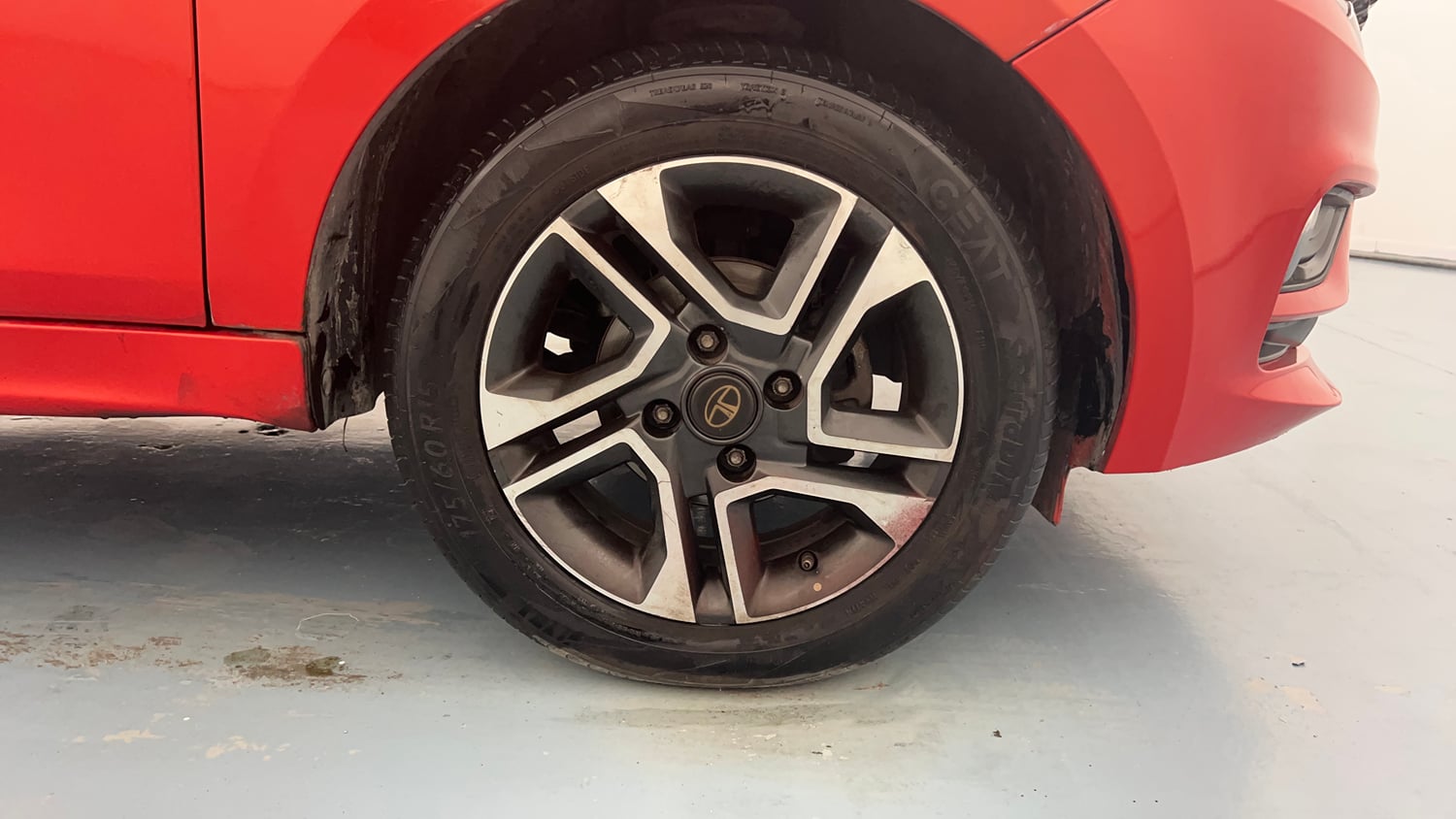 Used 2020 Tata Tiago XZA Plus Dual Tone Petrol Automatic tyres RIGHT FRONT TYRE RIM VIEW