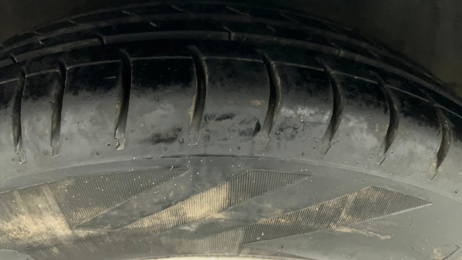 Used 2013 Hyundai i10 Magna 1.1 iRDE2 Petrol Manual tyres LEFT FRONT TYRE TREAD VIEW