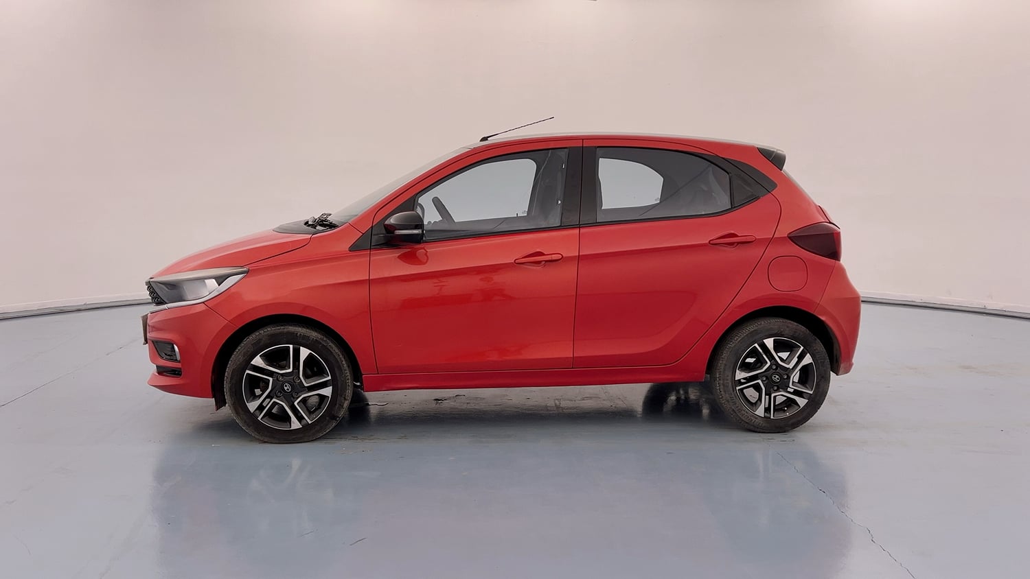 Used 2020 Tata Tiago XZA Plus Dual Tone Petrol Automatic exterior LEFT SIDE VIEW