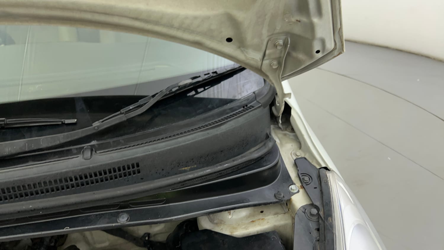 Used 2013 Hyundai i10 Magna 1.1 iRDE2 Petrol Manual engine ENGINE LEFT SIDE HINGE & APRON VIEW