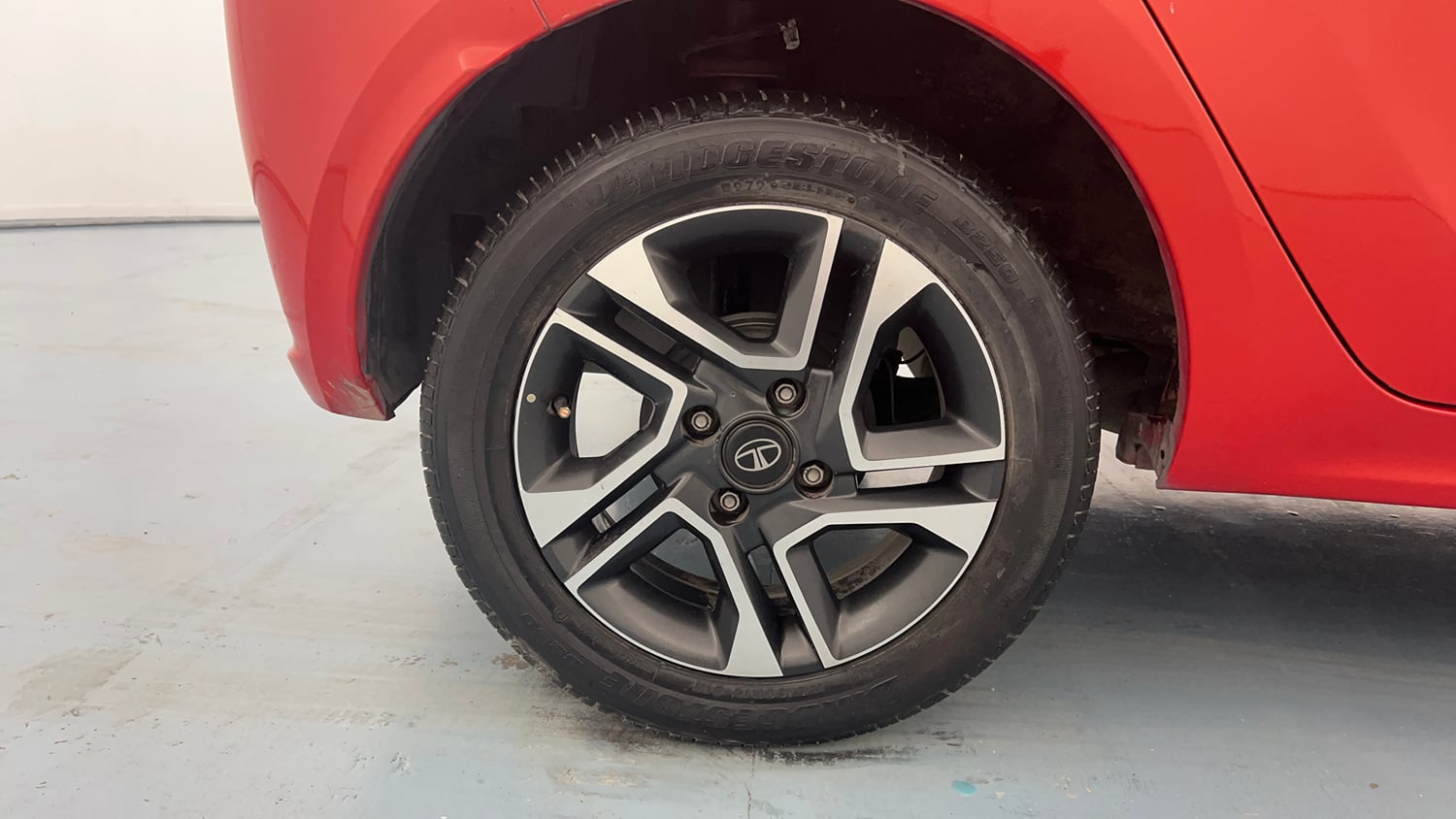 Used 2020 Tata Tiago XZA Plus Dual Tone Petrol Automatic tyres RIGHT REAR TYRE RIM VIEW