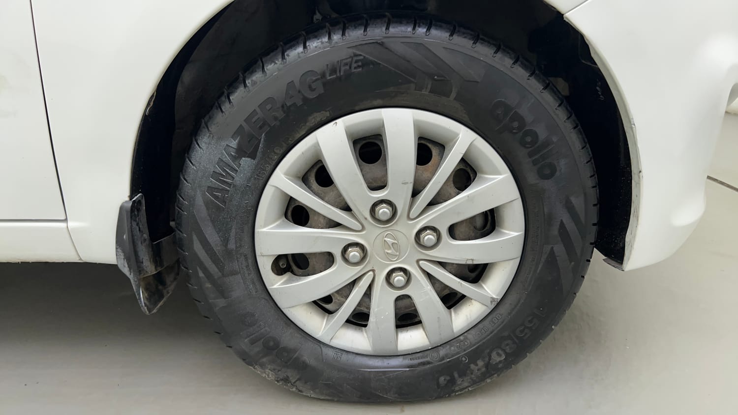 Used 2013 Hyundai i10 Magna 1.1 iRDE2 Petrol Manual tyres RIGHT FRONT TYRE RIM VIEW