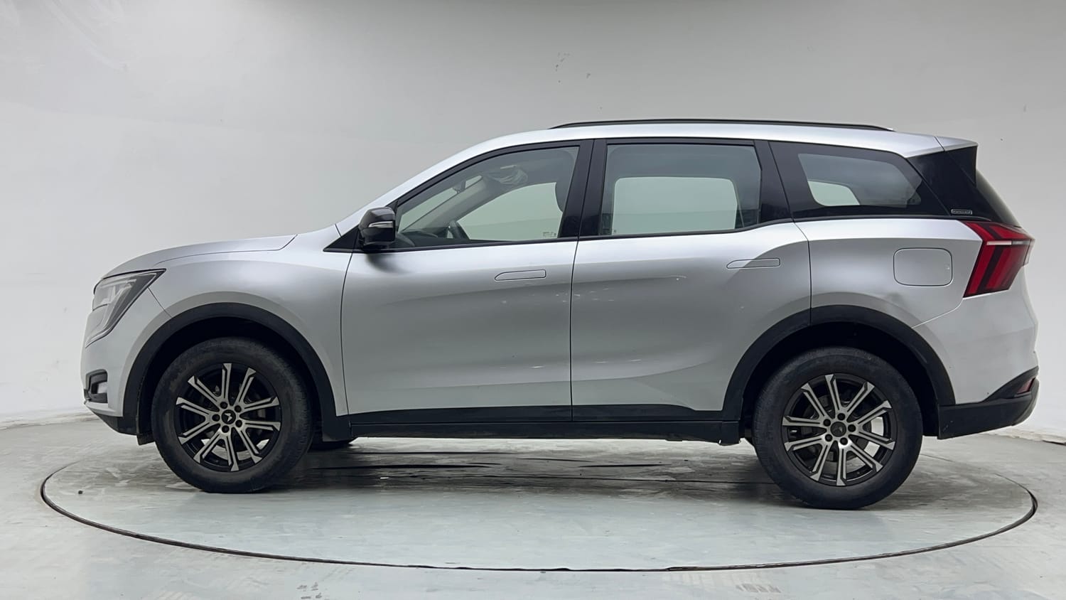 2022 Mahindra XUV700 AX 3 Diesel MT 7 STR-1