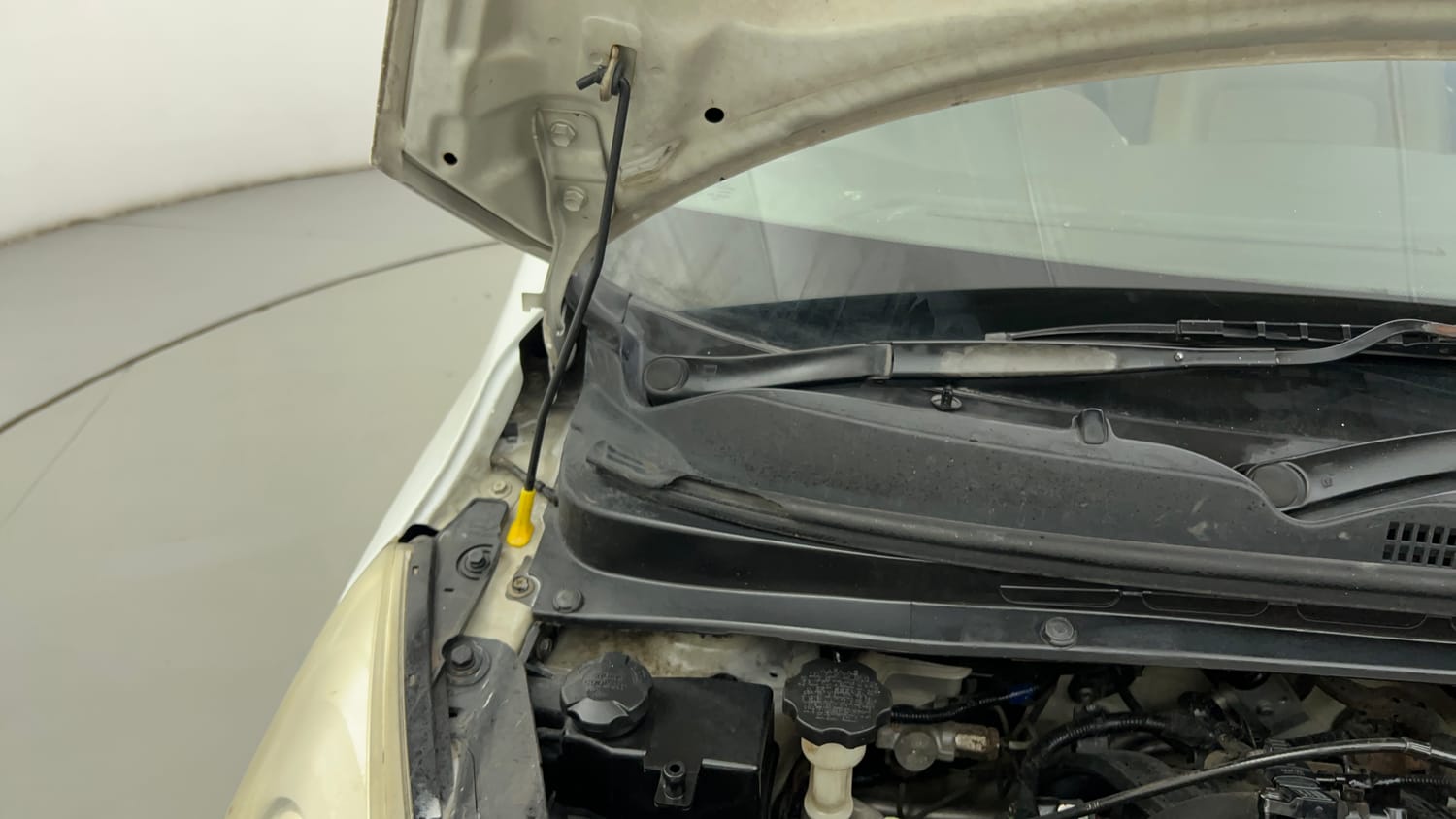 Used 2013 Hyundai i10 Magna 1.1 iRDE2 Petrol Manual engine ENGINE RIGHT SIDE HINGE & APRON VIEW
