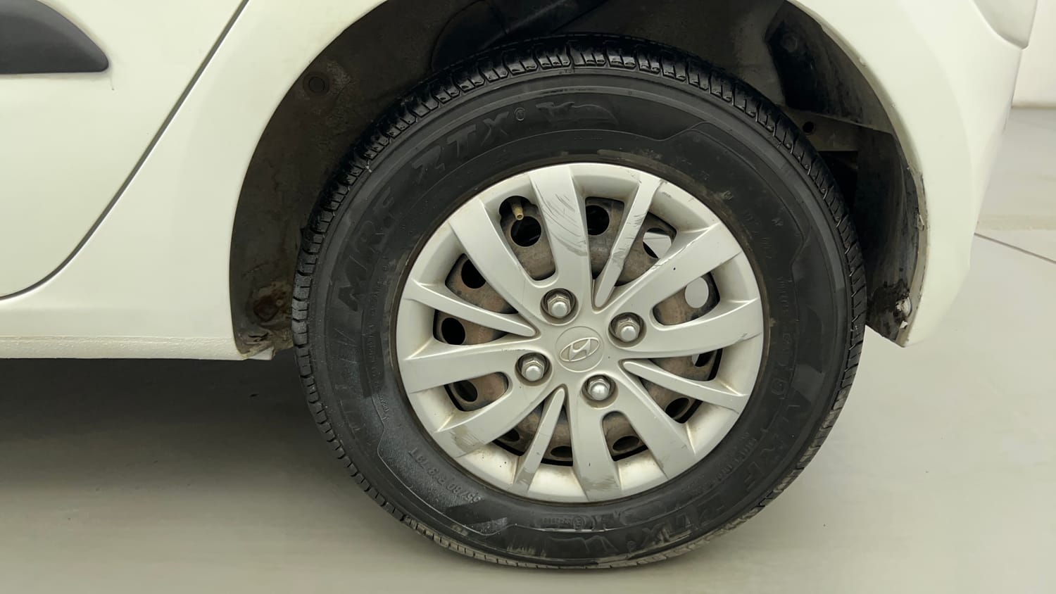 Used 2013 Hyundai i10 Magna 1.1 iRDE2 Petrol Manual tyres LEFT REAR TYRE RIM VIEW