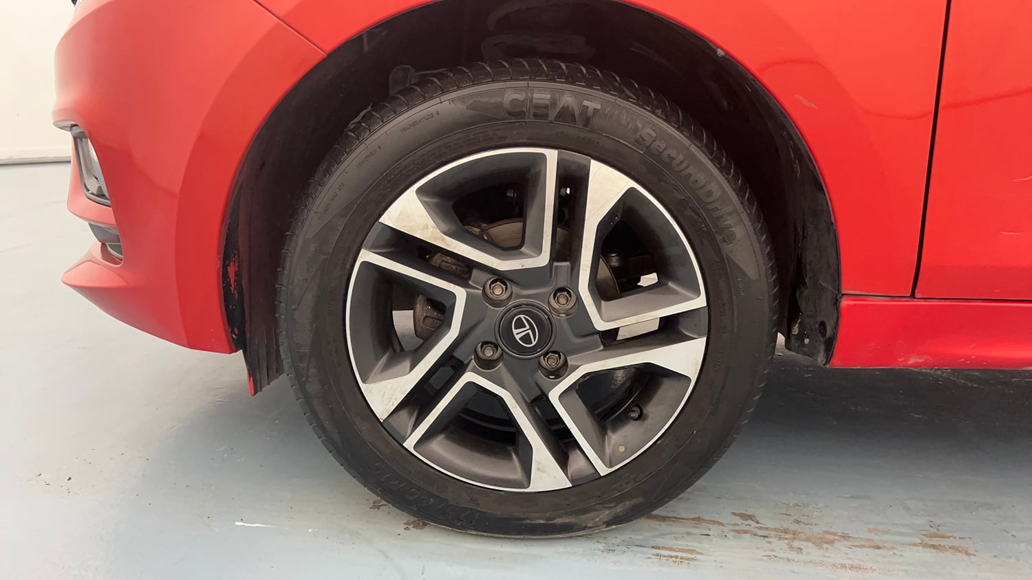 Used 2020 Tata Tiago XZA Plus Dual Tone Petrol Automatic tyres LEFT FRONT TYRE RIM VIEW