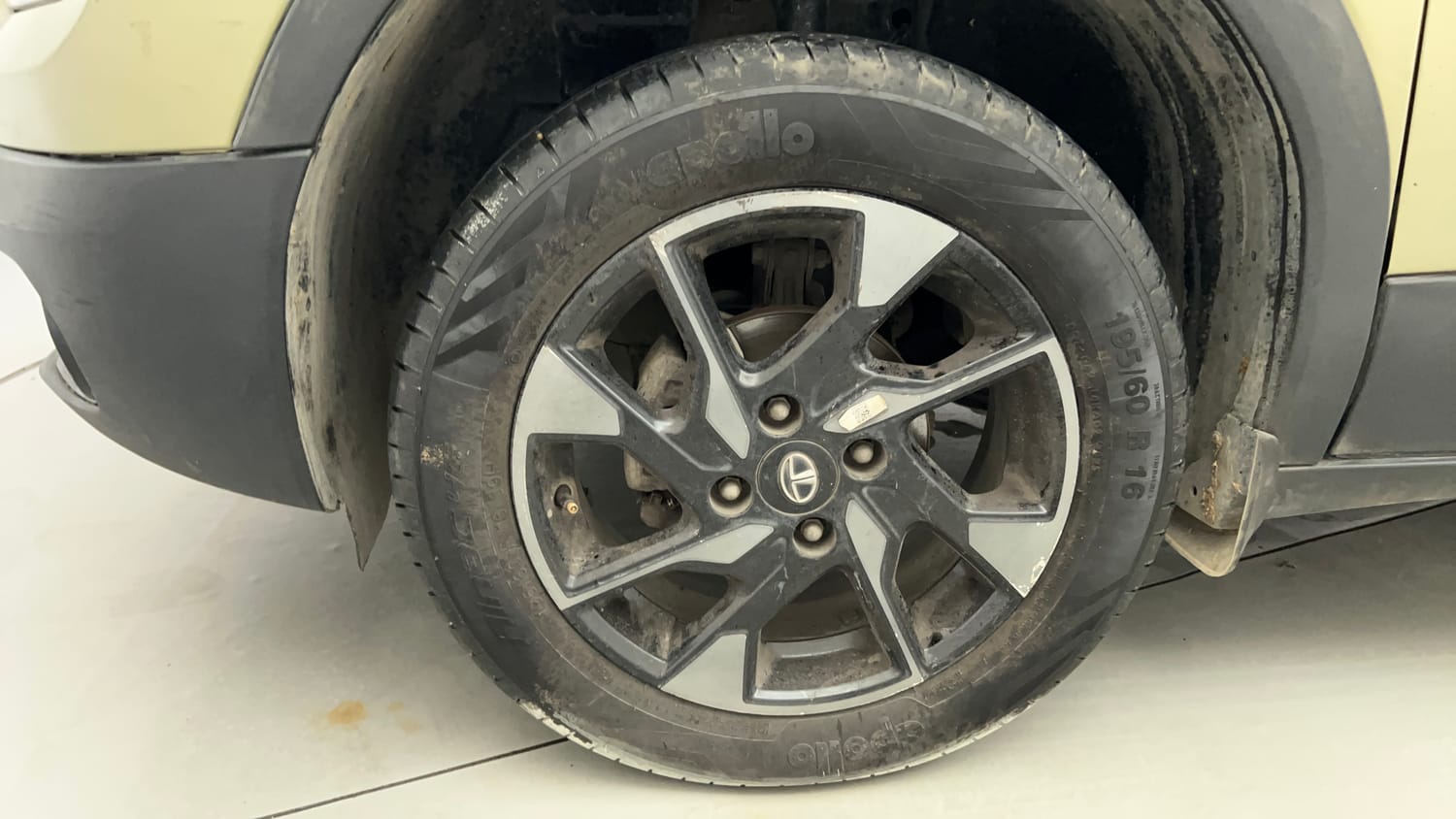 Used 2022 Tata Punch Kaziranga Creative iRA Pack AMT Petrol Automatic tyres LEFT FRONT TYRE RIM VIEW