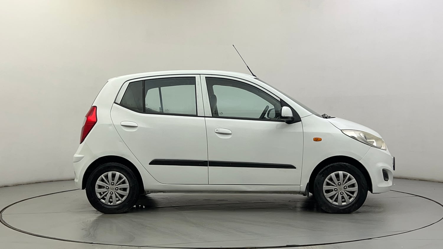 Used 2013 Hyundai i10 Magna 1.1 iRDE2 Petrol Manual exterior RIGHT SIDE VIEW