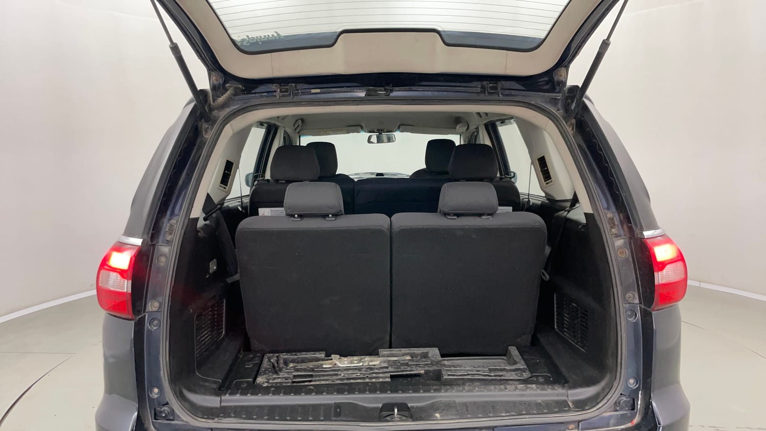 Used 2018 Tata Hexa XM 4x2 7 STR Diesel Manual interior DICKY INSIDE VIEW
