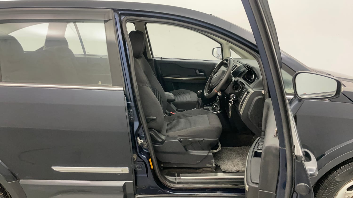 Used 2018 Tata Hexa XM 4x2 7 STR Diesel Manual interior RIGHT SIDE FRONT DOOR CABIN VIEW