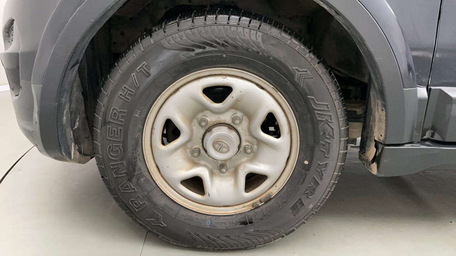 Used 2018 Tata Hexa XM 4x2 7 STR Diesel Manual tyres LEFT FRONT TYRE RIM VIEW