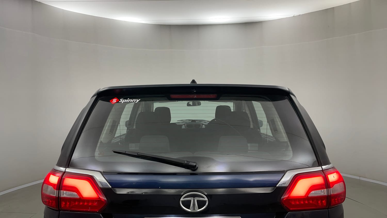 Used 2018 Tata Hexa XM 4x2 7 STR Diesel Manual exterior BACK WINDSHIELD VIEW