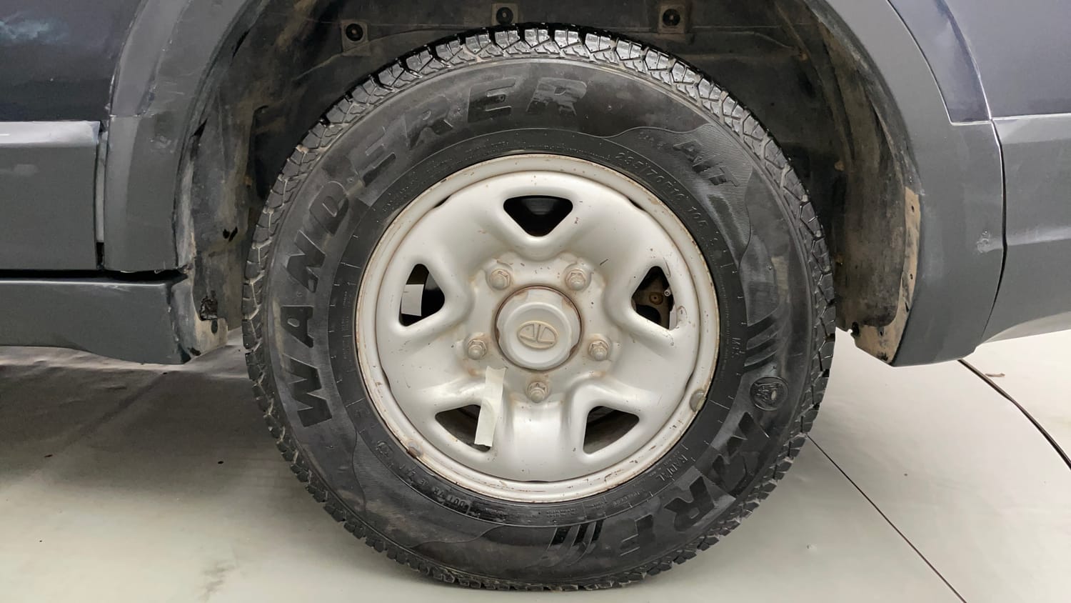 Used 2018 Tata Hexa XM 4x2 7 STR Diesel Manual tyres LEFT REAR TYRE RIM VIEW