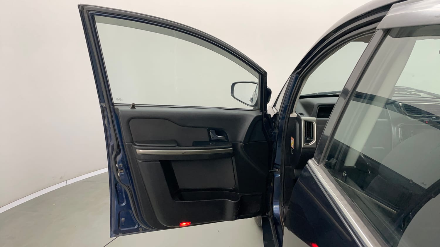 Used 2018 Tata Hexa XM 4x2 7 STR Diesel Manual interior LEFT FRONT DOOR OPEN VIEW