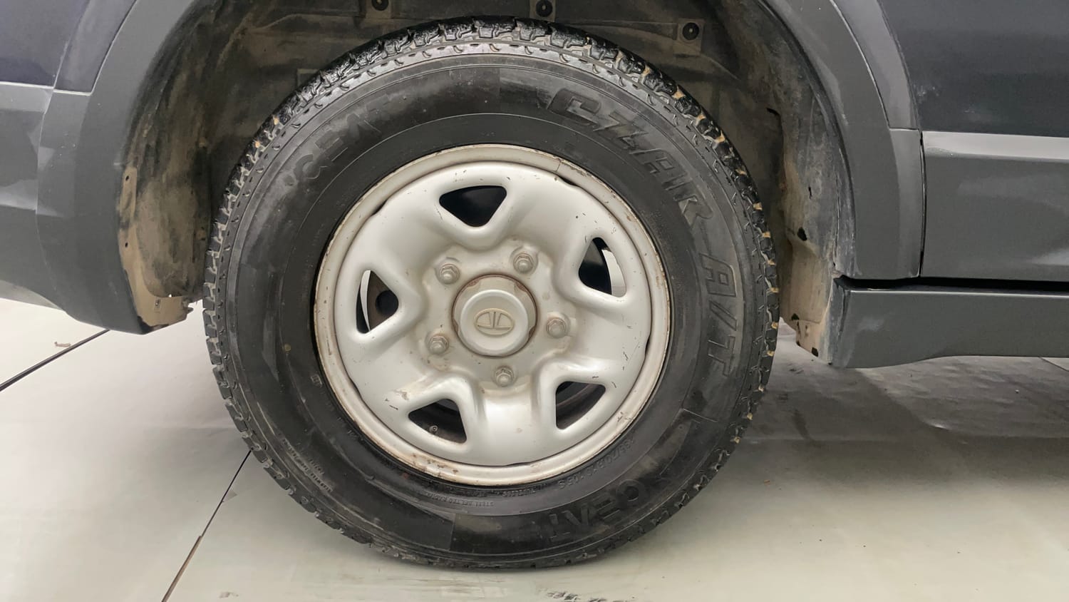 Used 2018 Tata Hexa XM 4x2 7 STR Diesel Manual tyres RIGHT REAR TYRE RIM VIEW