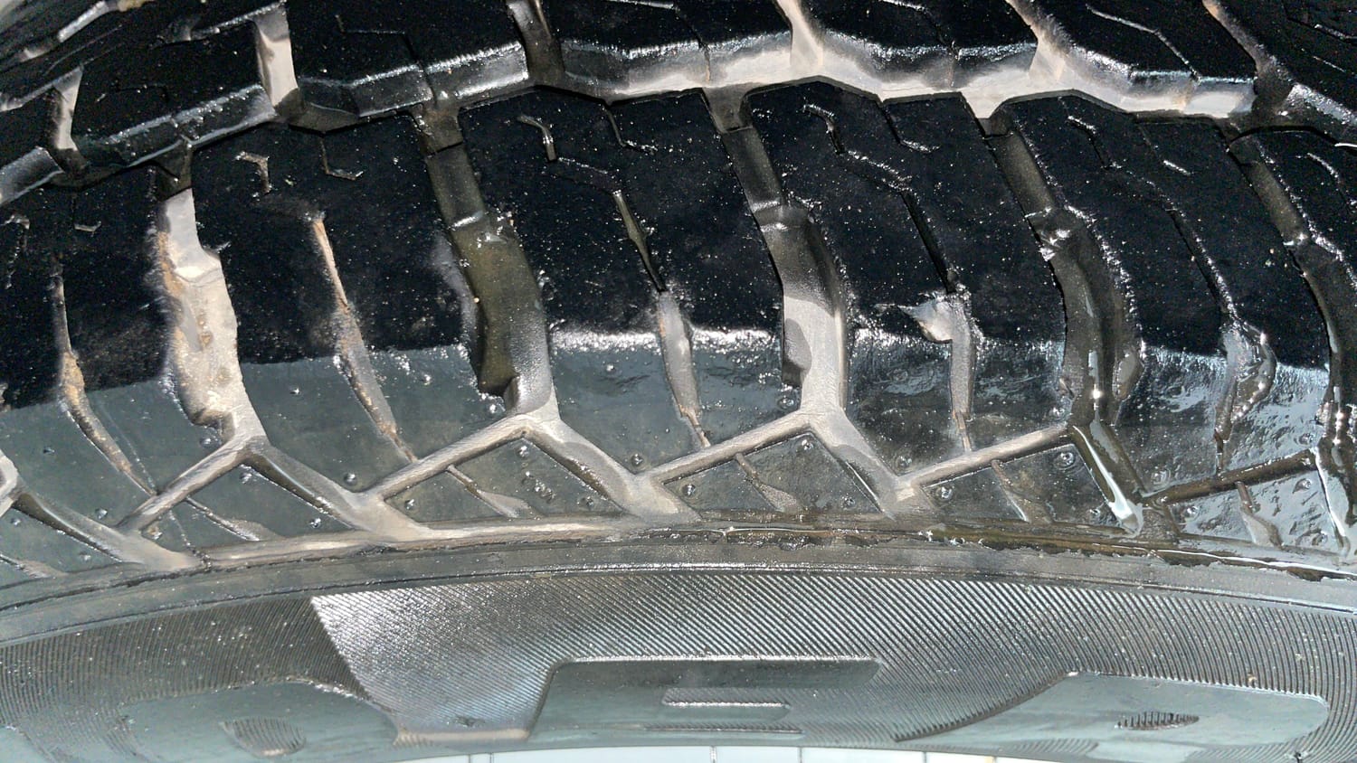 Used 2018 Tata Hexa XM 4x2 7 STR Diesel Manual tyres LEFT REAR TYRE TREAD VIEW