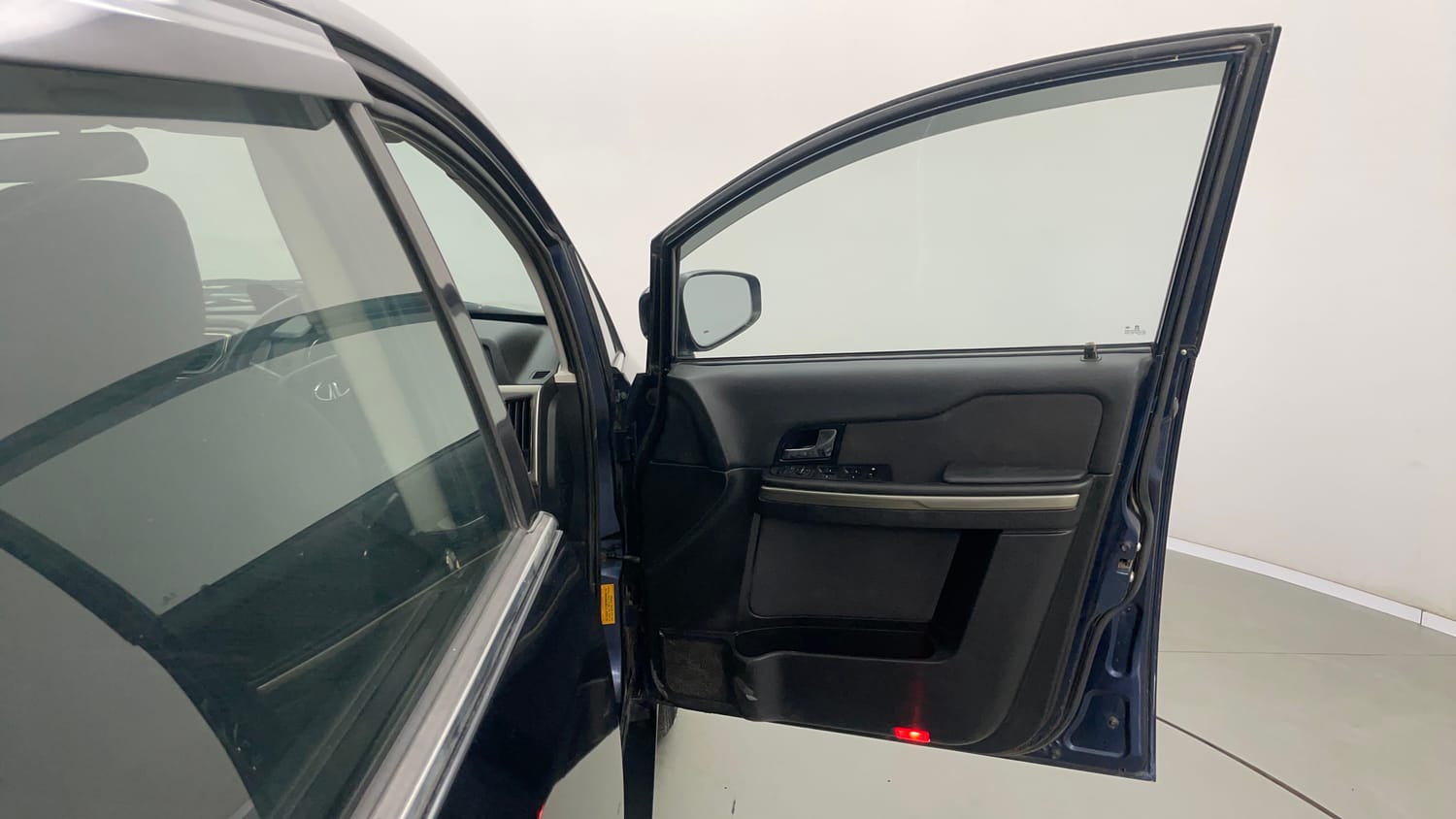 Used 2018 Tata Hexa XM 4x2 7 STR Diesel Manual interior RIGHT FRONT DOOR OPEN VIEW