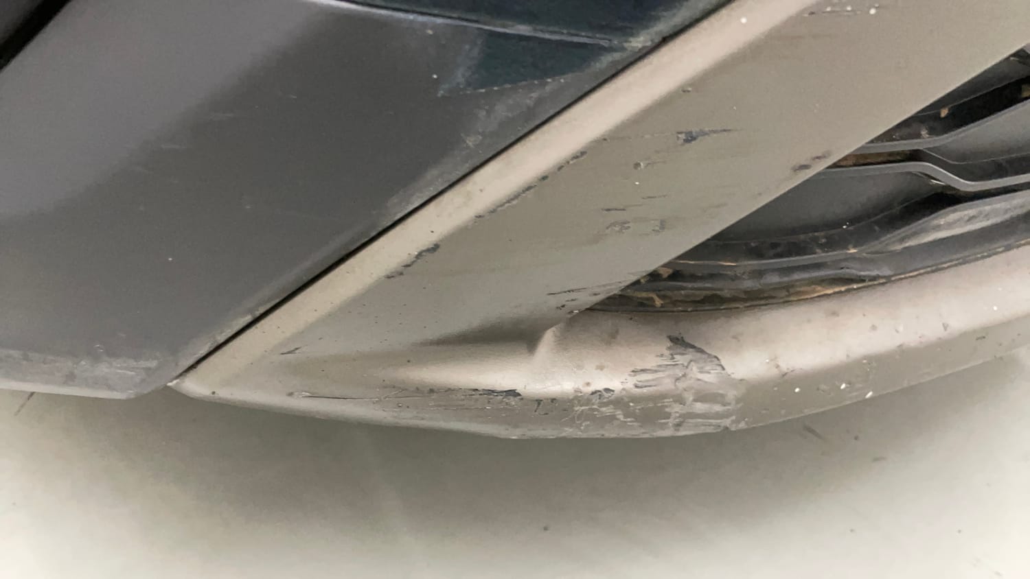 Used 2018 Tata Hexa XM 4x2 7 STR Diesel Manual dents MINOR SCRATCH