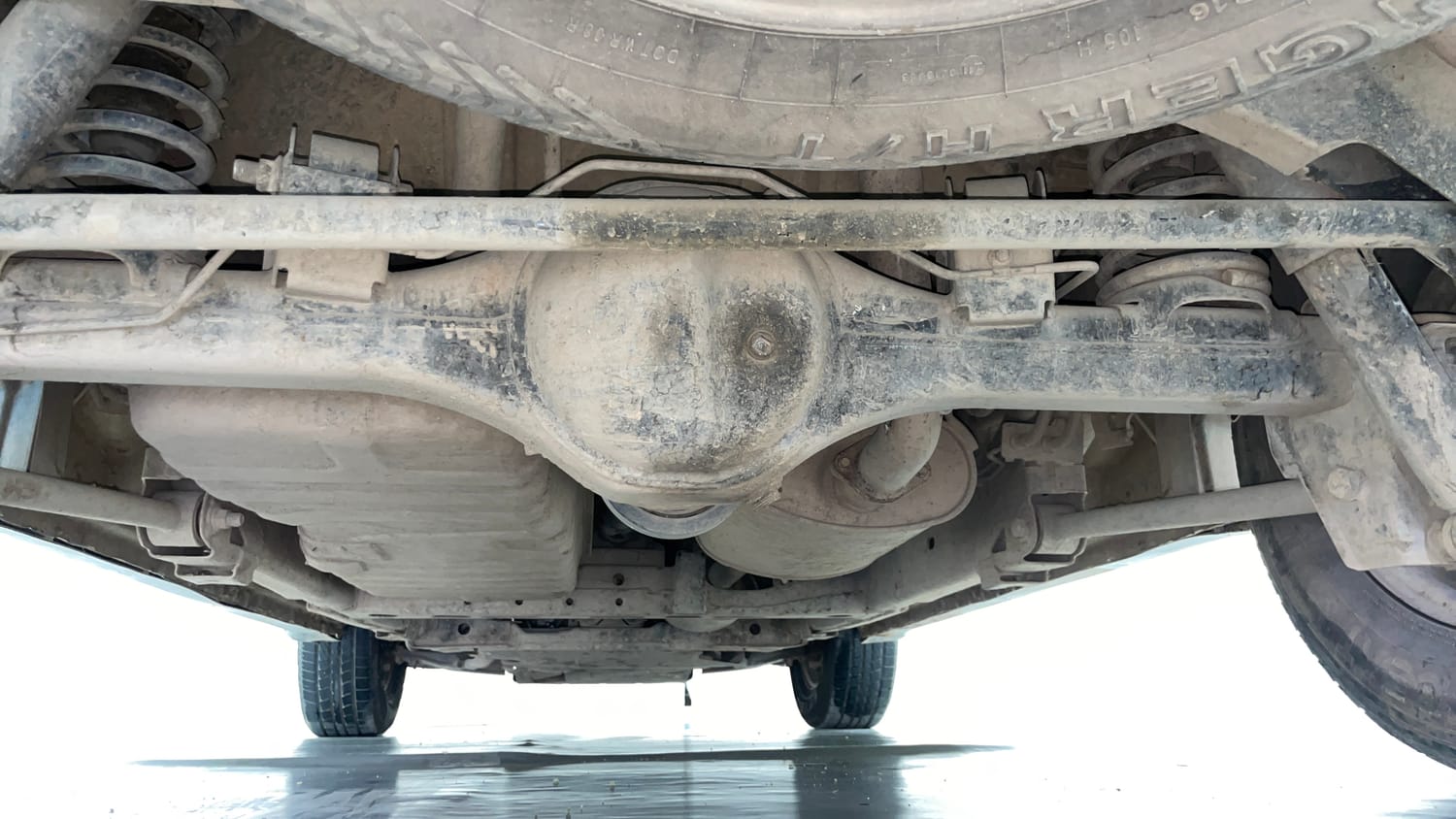Used 2018 Tata Hexa XM 4x2 7 STR Diesel Manual extra REAR UNDERBODY VIEW (TAKEN FROM REAR)