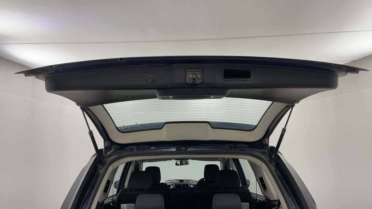 Used 2018 Tata Hexa XM 4x2 7 STR Diesel Manual interior DICKY DOOR OPEN VIEW